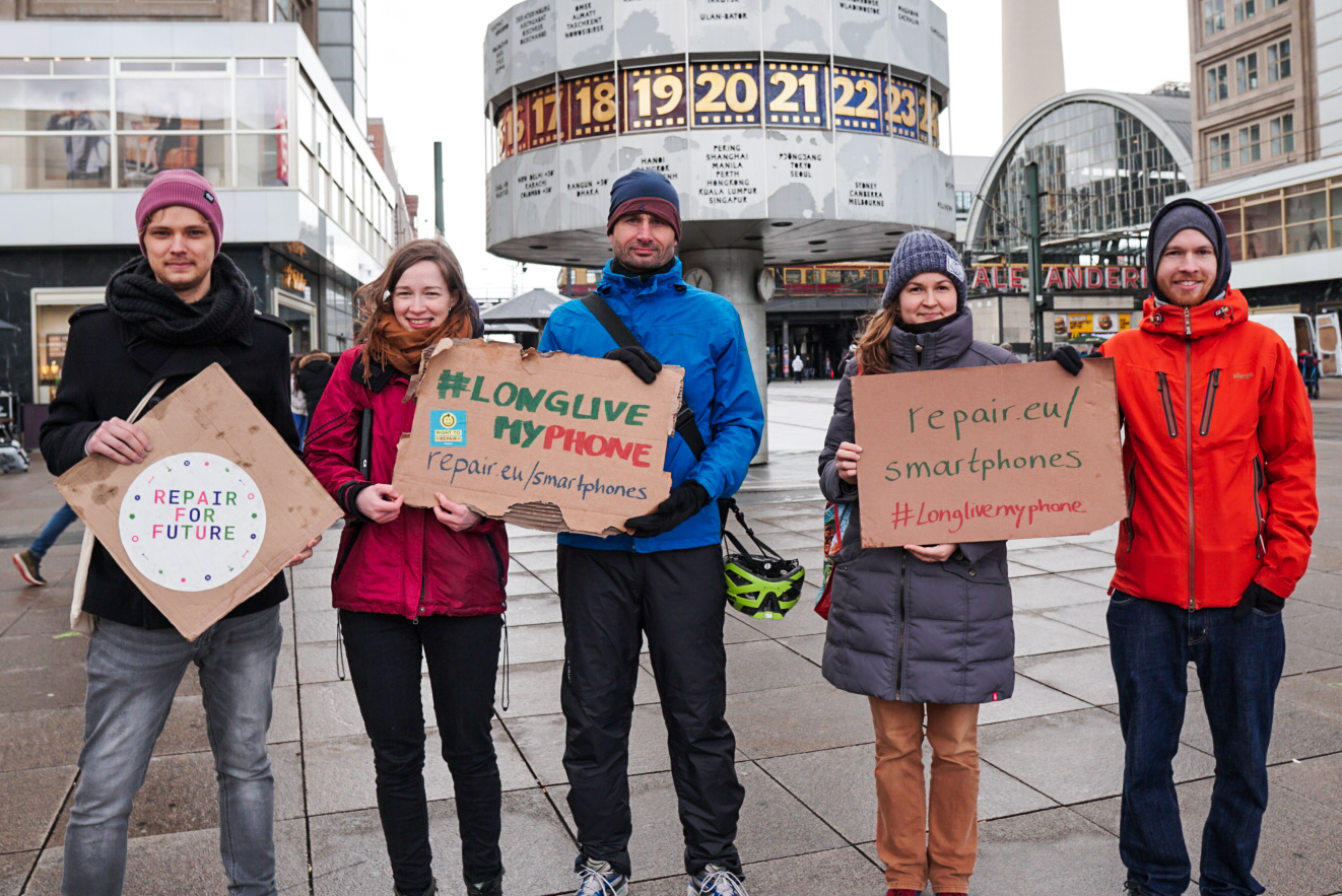 #Longlivemyphone-Aktion am Alexanderplatz in Berlin im Februar 2020